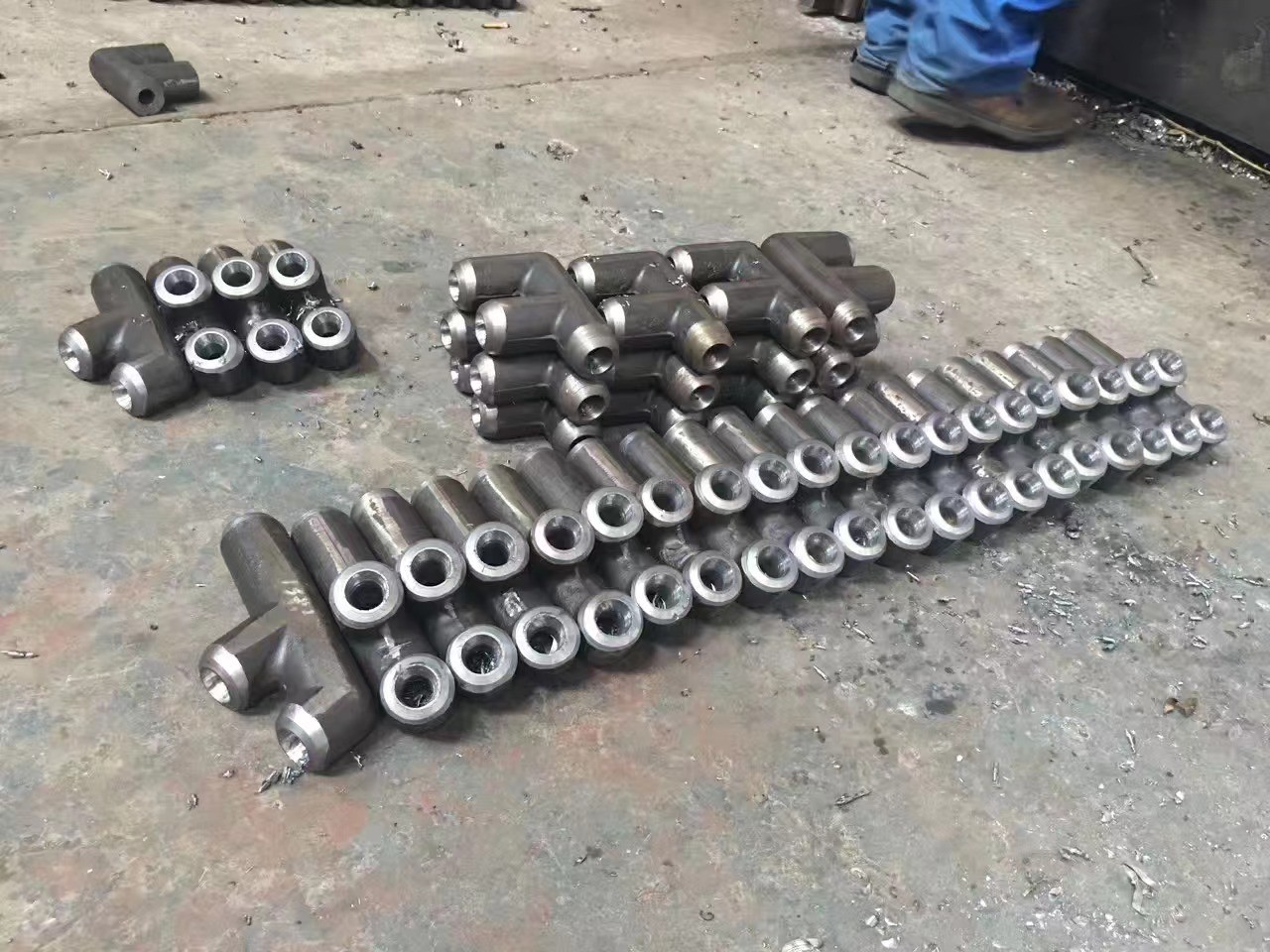 Φ63.5×8 （SA-210C)管壁厚度均勻，材質(zhì)符合要求，管壁厚度不超8.1mm，兩管中心距89mm，，鰭片厚度6mm，管長度6M,每排6根管束，管口鰭片據(jù)管口留50mm的距離便于焊接